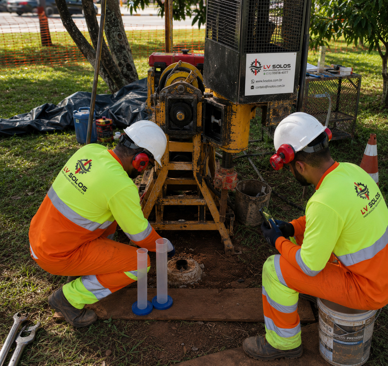 Equipe da LV Solos executando ensaio de infiltração em Uberlândia